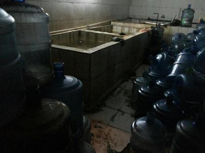北京違規桶裝水工廠曝光 生產衛生條件觸目驚心